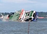 KMP Muchlisa Karam di Teluk Balikpapan, Dua Penumpang Belum Diketahui Nasibnya