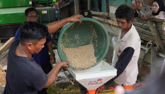 PLN Salurkan Bantuan Alat Pertanian Berbasis Listrik di Kampung Buyung-Buyung