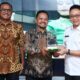 Wali Kota Pontianak, Edi Rusdi Kamtono, menyerahkan plakat kepada Ketua Komisi III DPRD Balikpapan, Yusri, saat menyambut kunjungan legislatif Kota Minyak di ruang Pontive Center, Pontianak, pada hari Rabu, 10 Juni 2026